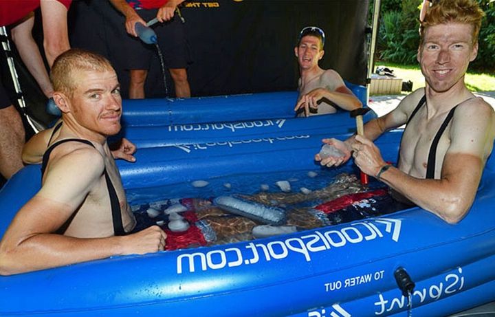 deux cyclistes prenant un bain de glace pour favoriser la récupération musculaire