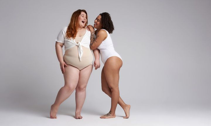 Deux femmes qui vont prendre un bain froid pour maigrir