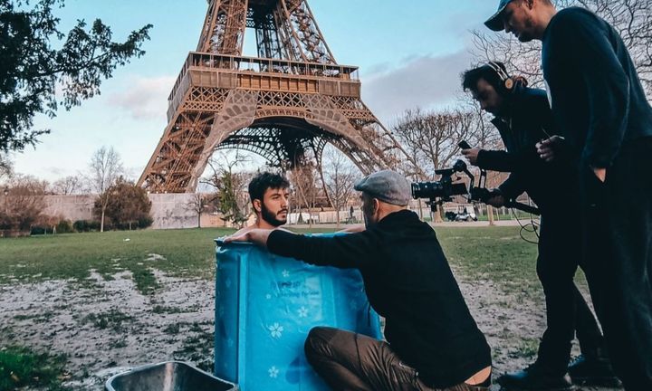 Un homme prend un bain froid a paris au pied de la tour eiffel