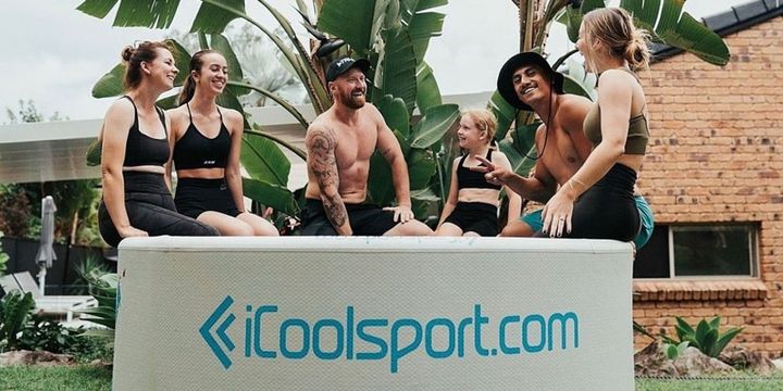 un groupe d'amis qui a loué un ice bath pour l'après midi