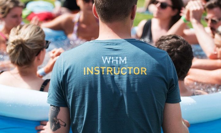 un instructeur wim hof avec un bain froid