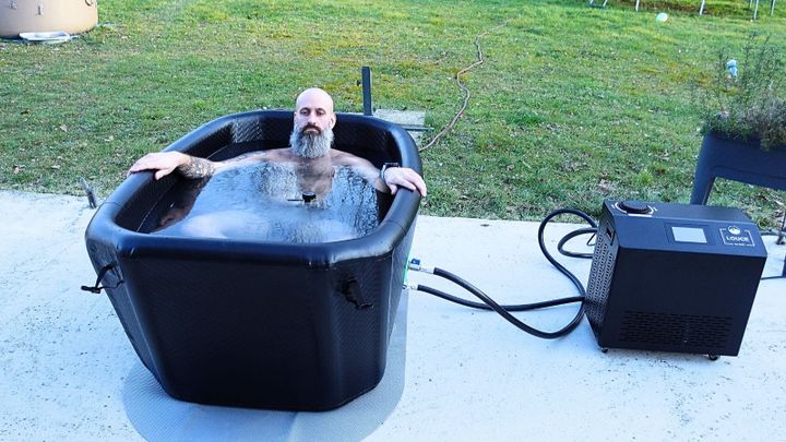 un homme qui teste le meilleur refroidisseur bain froid