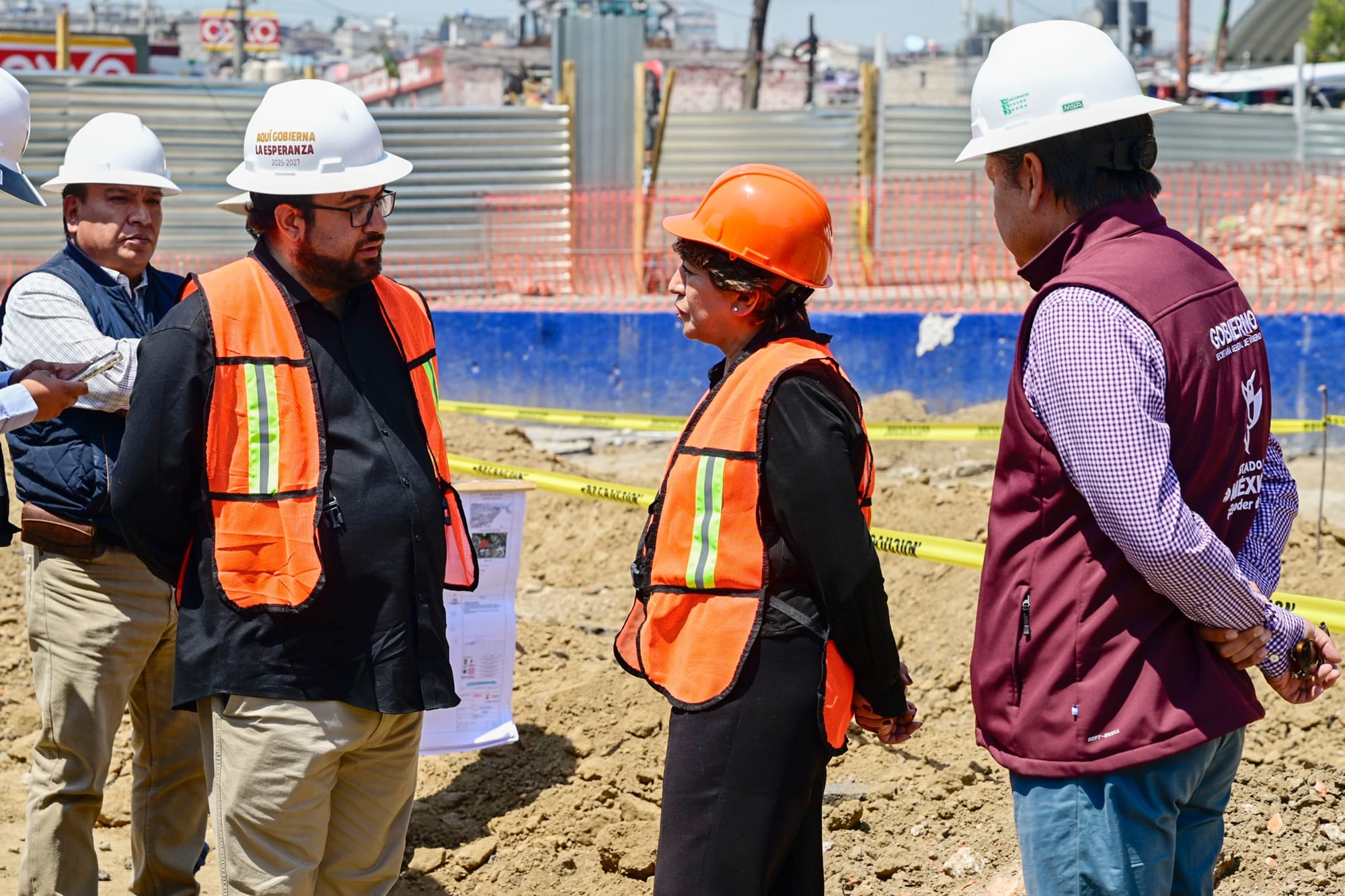Delfina Gómez supervisa obras.