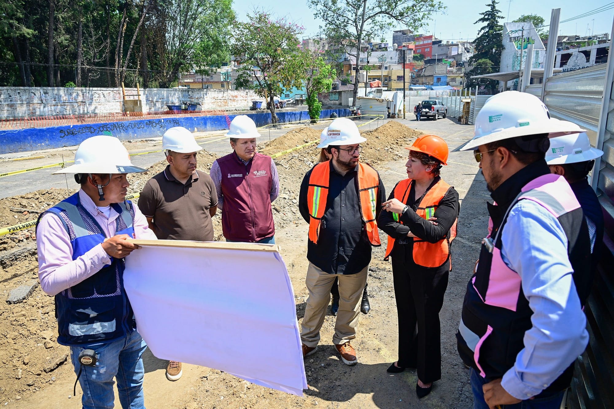 Delfina Gómez supervisa obras.