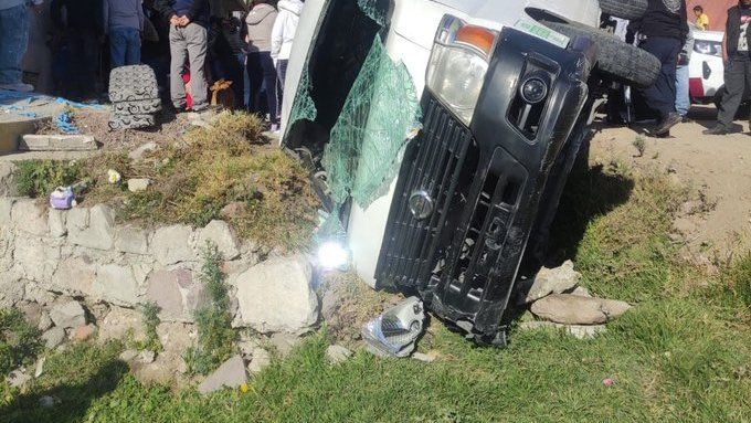 Combi sufre volcadura: hay 16 heridos