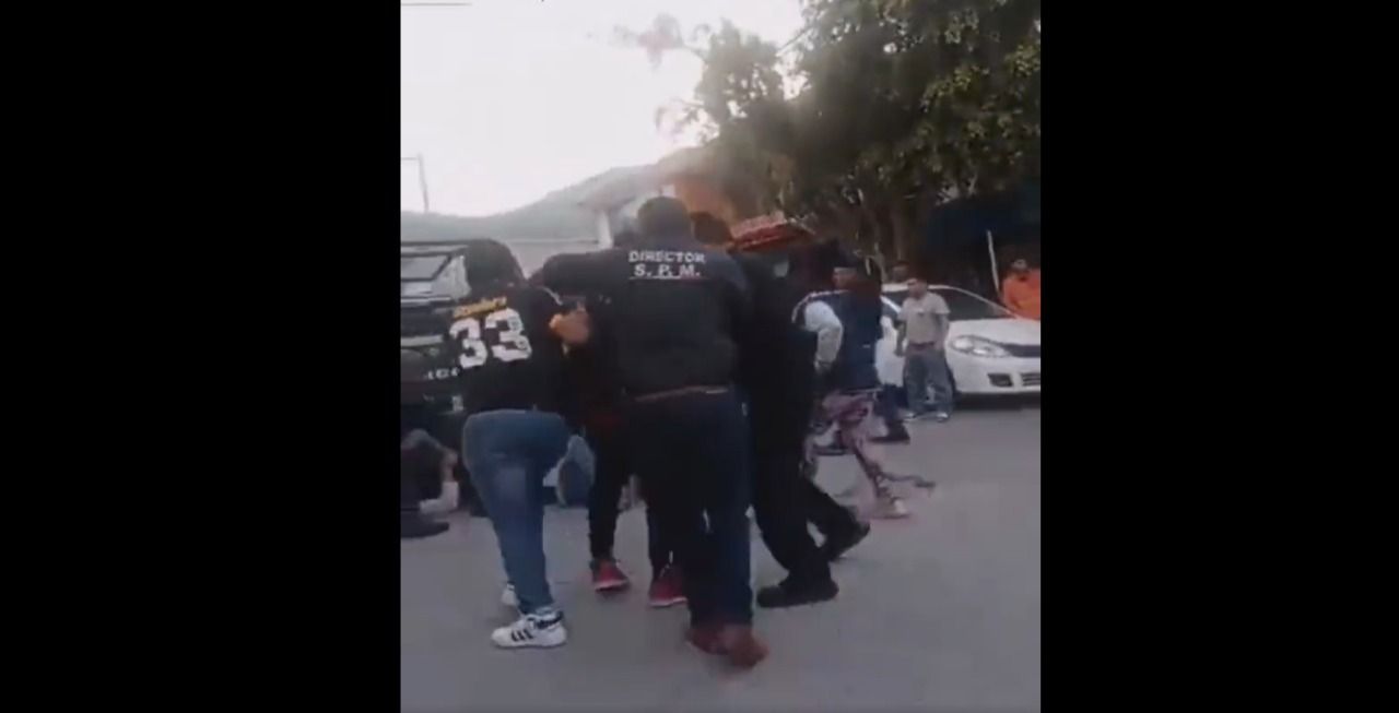 Enfrentamiento entre policías y civiles por accidente de tránsito