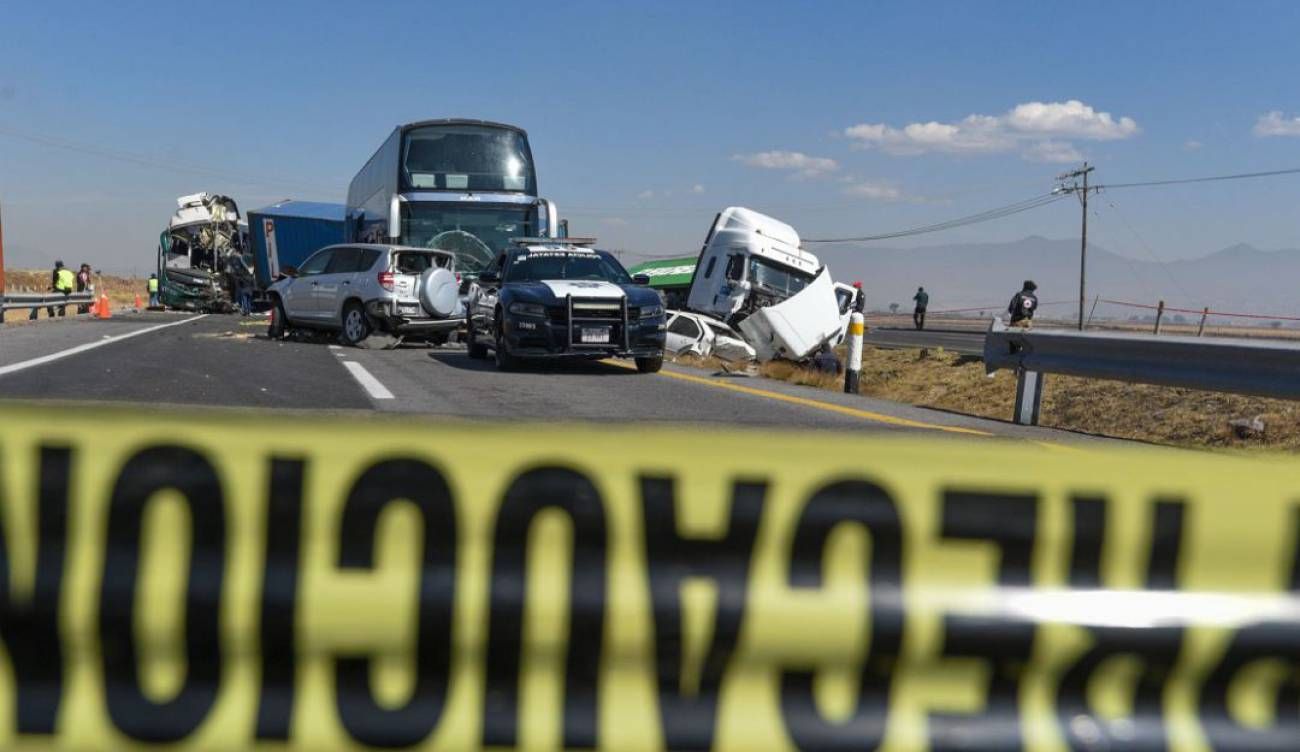 2 personas pierden la vida y más de 14 heridos, el saldo de un accidente en la autopista Lerma Valle de Bravo.