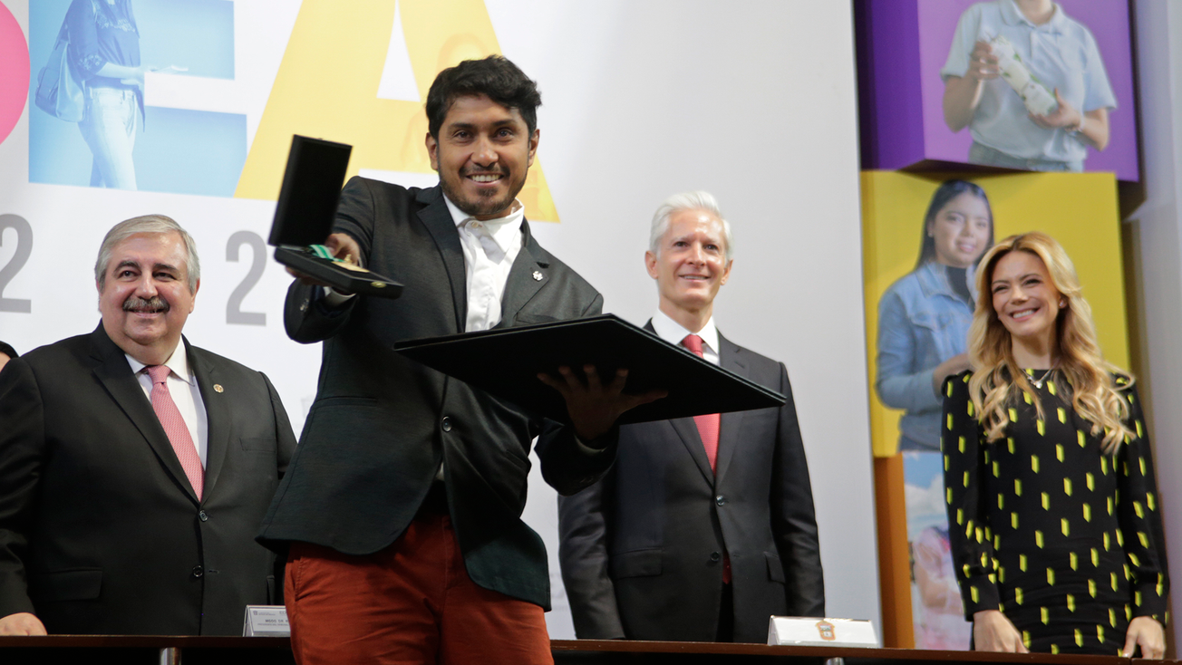 Reconocen a Tenoch Huerta con "Presea Estado de México"