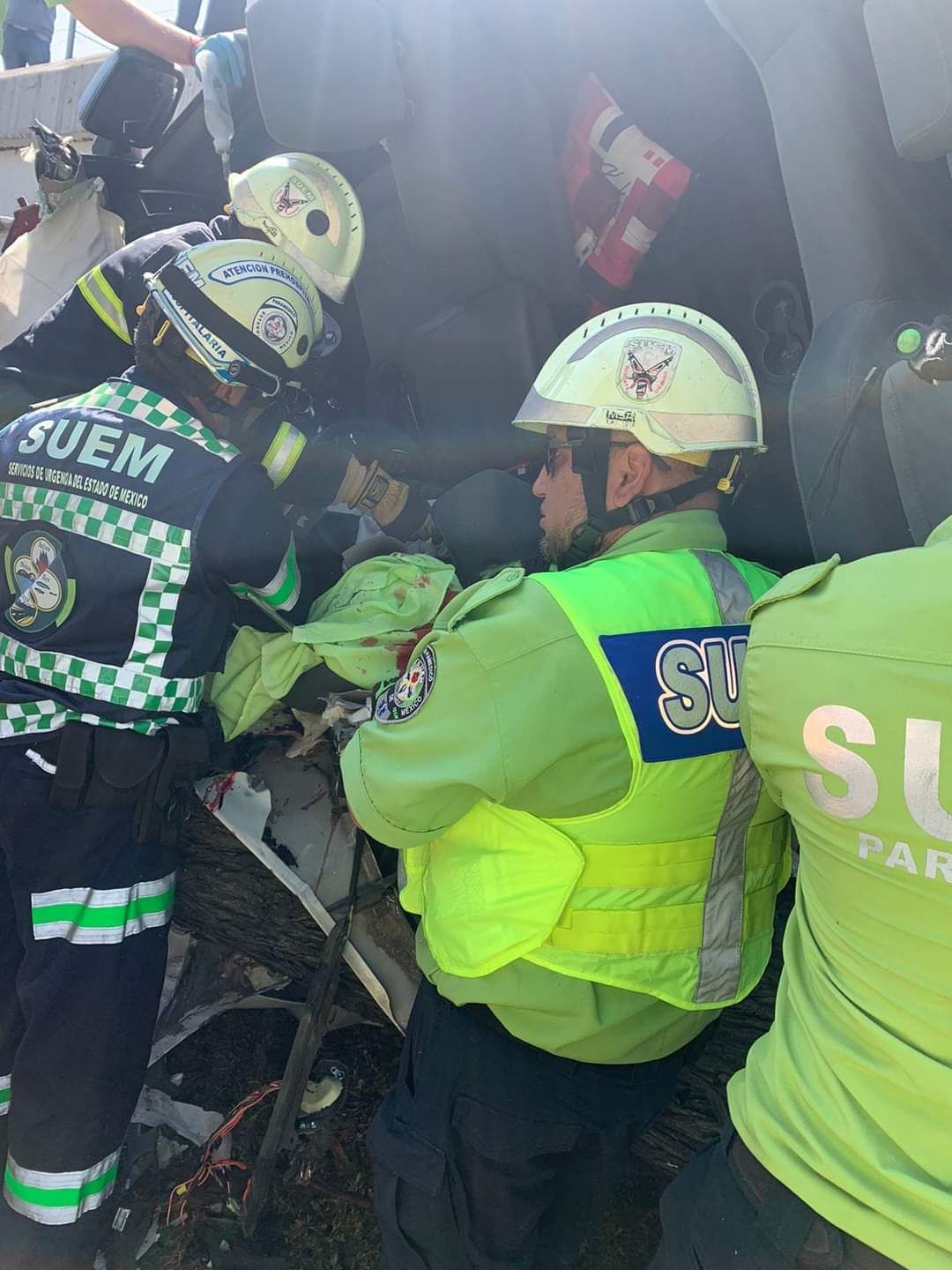 Hombre sobrevive a accidente automovilístico