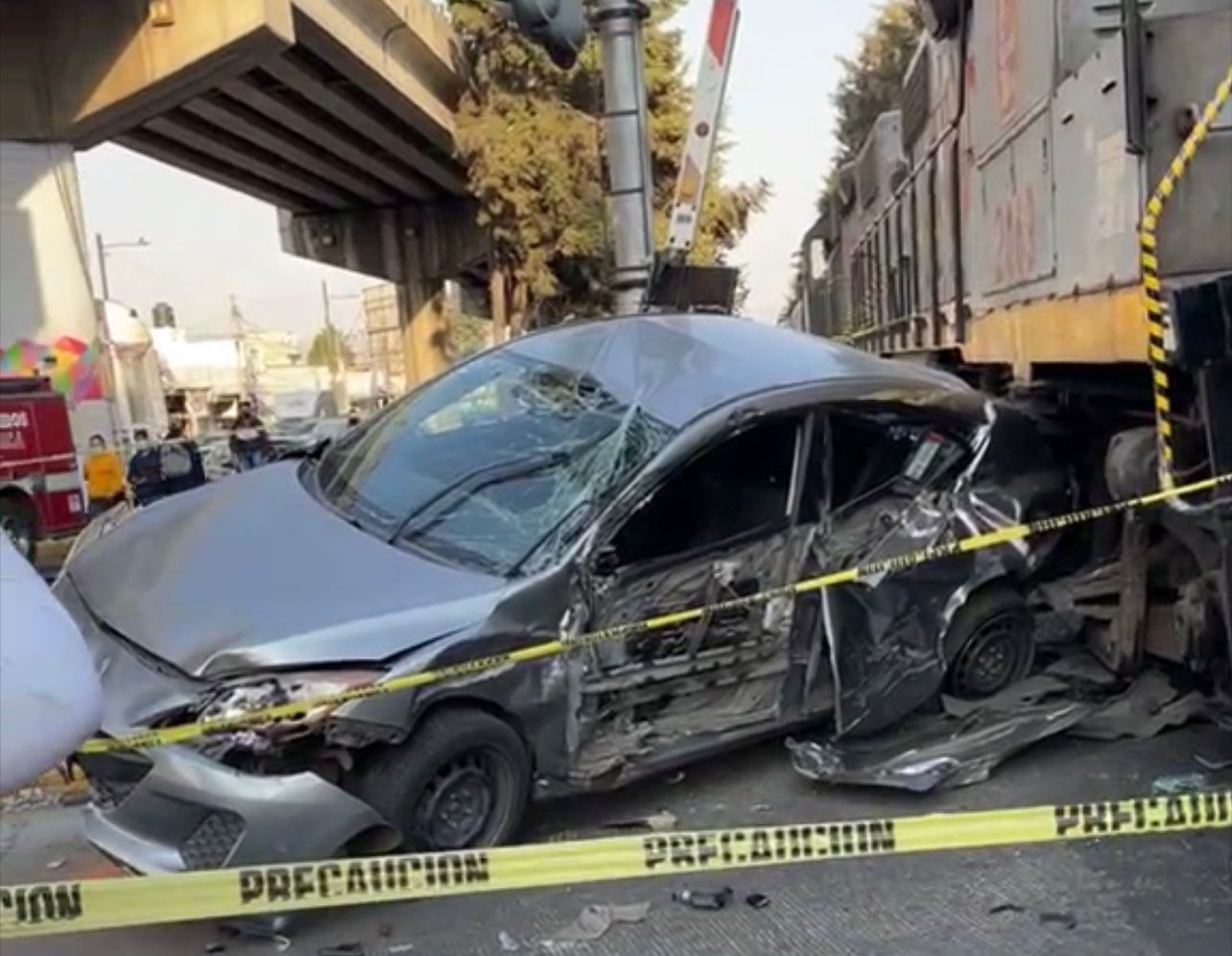 Tren embistió un auto: hay tres lesionados