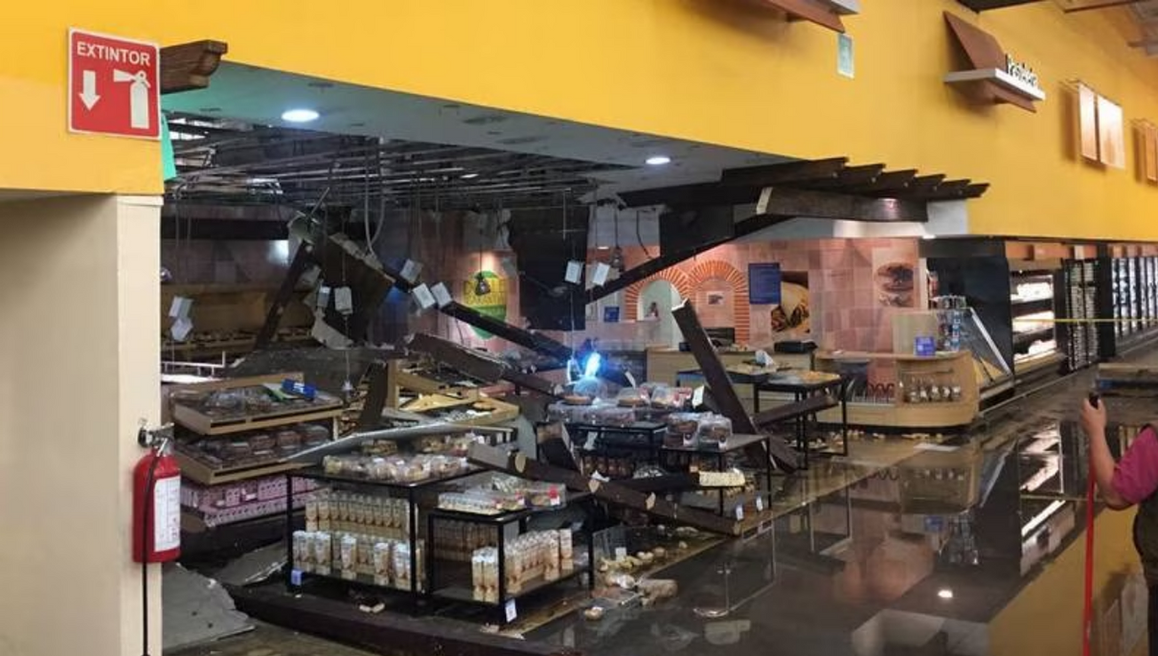 Fuertes lluvias en Edomex provocan desplome de techo en Walmart