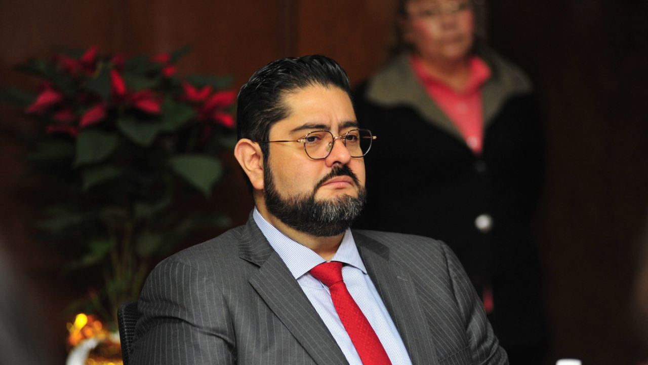 funcionario asiste concierto luismi