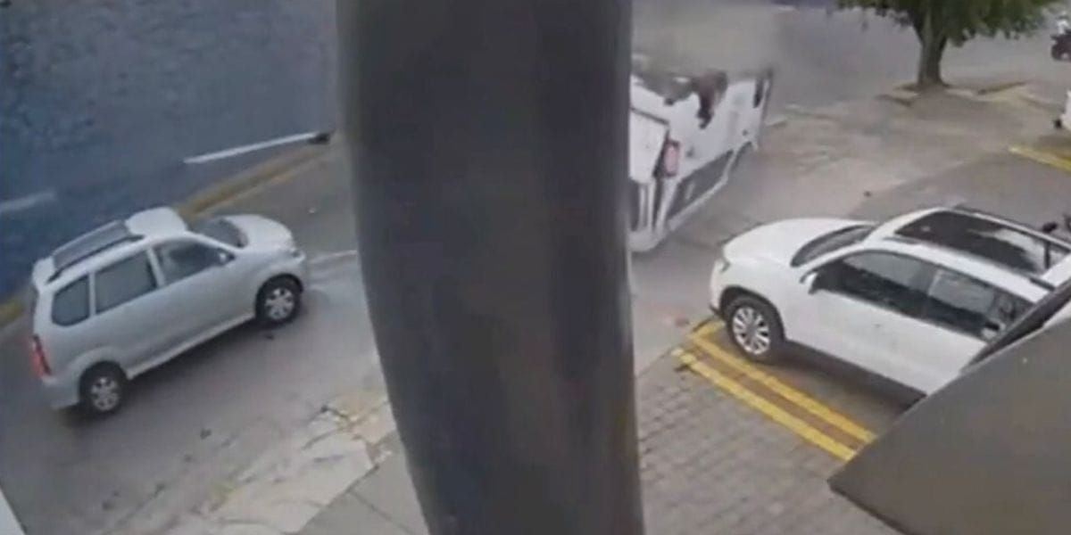 (VIDEO) Cámara de vigilancia graba el momento exacto en que combi cae sobre una camioneta familiar