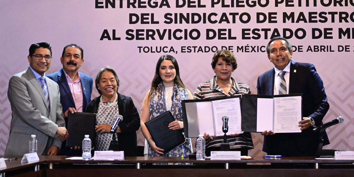 Delfina Gómez recibe pliegos petitorios del magisterio