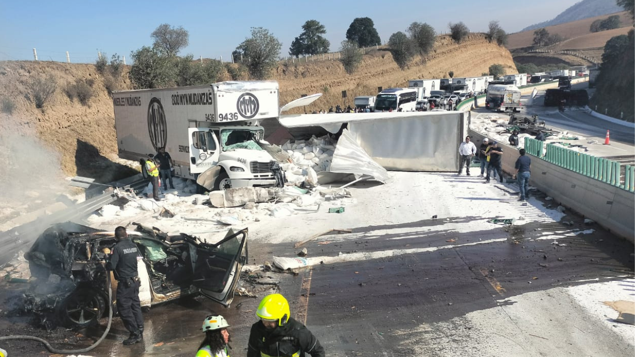 Videos: Tráiler choca contra vehículos en la México-Puebla