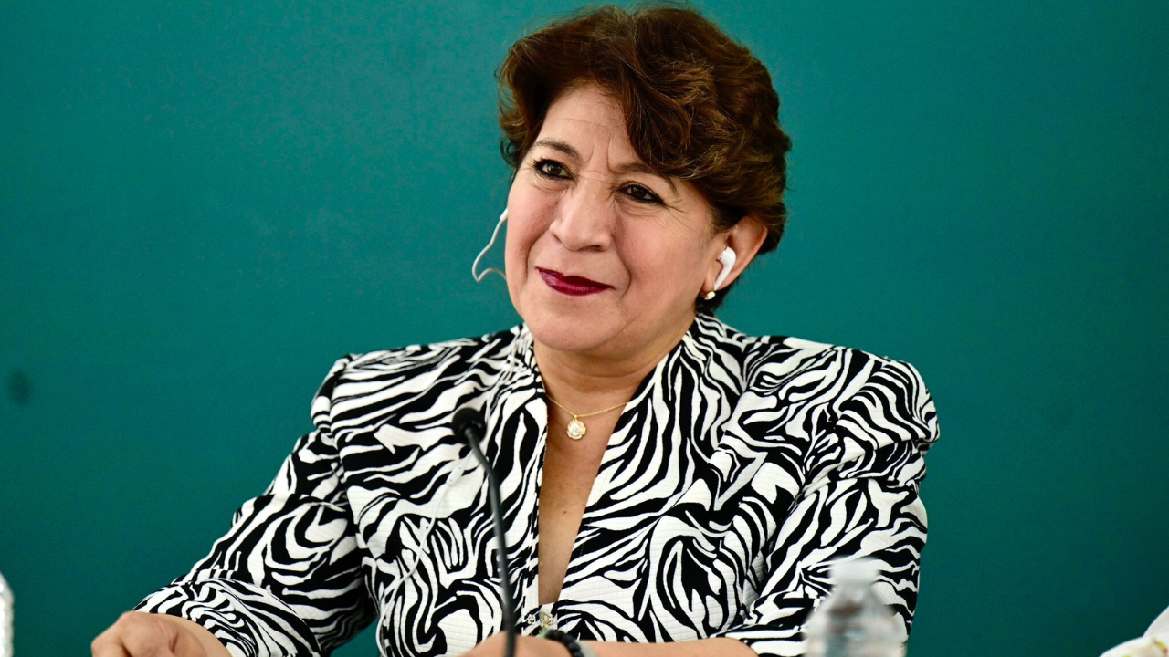 Delfina Gómez entrega apoyos como parte del programa "La Clínica es Nuestra"