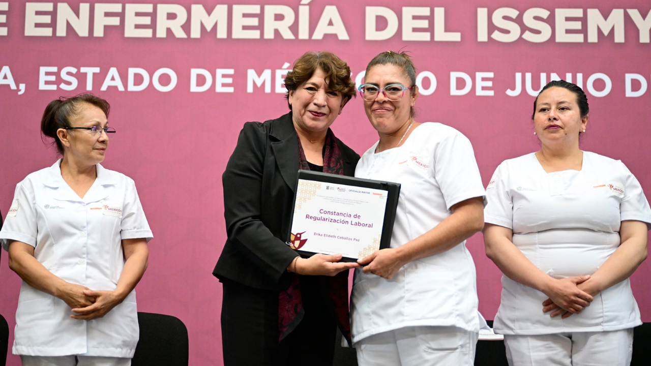 Delfina Gómez entrega plazas basificadas a enfermeros del ISSEMyM