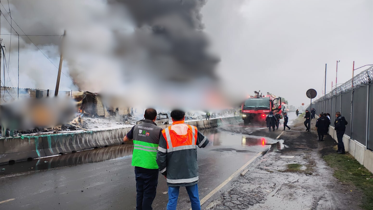 Se registra fuerte incendio entre los límites de Neza y el Aeropuerto de la Cdmx