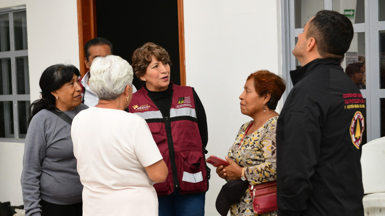 Delfina Gómez entrega apoyos económicos a damnificados en Chalco