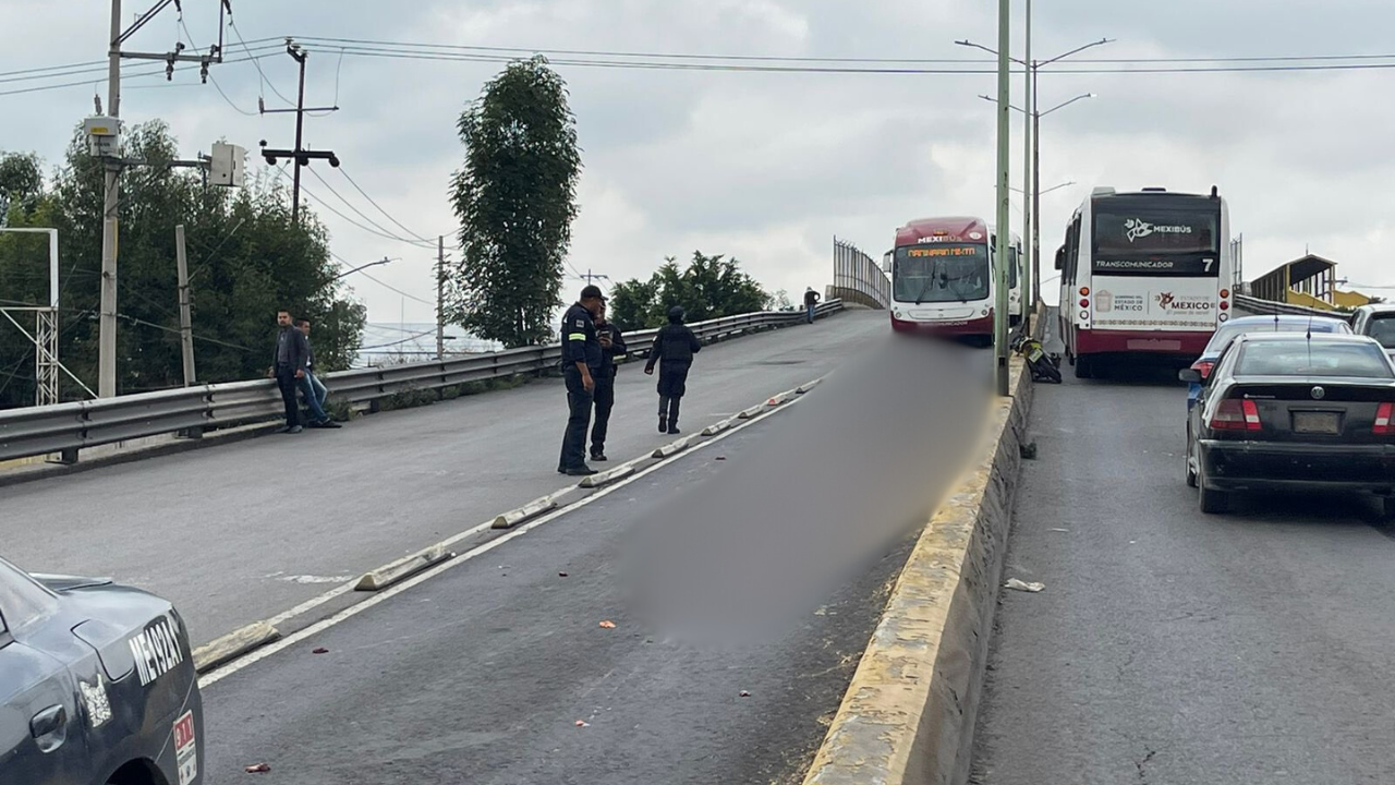 VIDEO | ¡Imágenes muy fuertes! Pareja de motoristas pierde la vida en Ecatepec