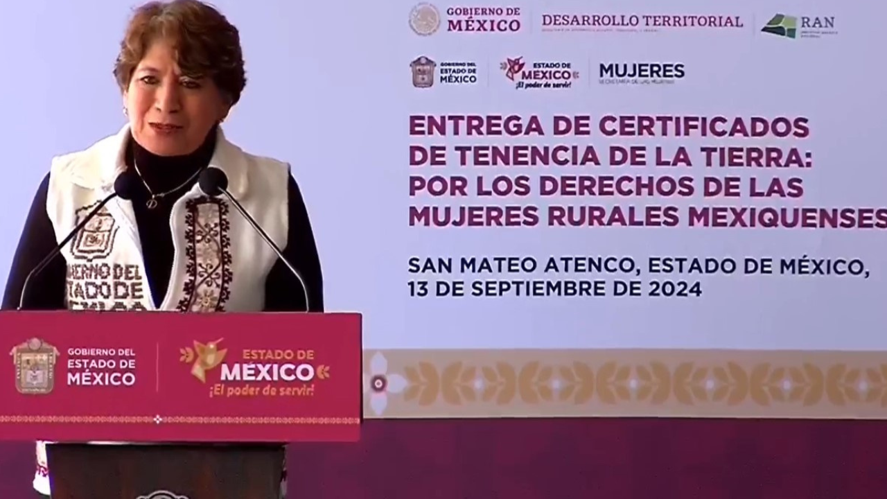 Delfina Gómez entrega certificados de tenencia a mujeres rurales