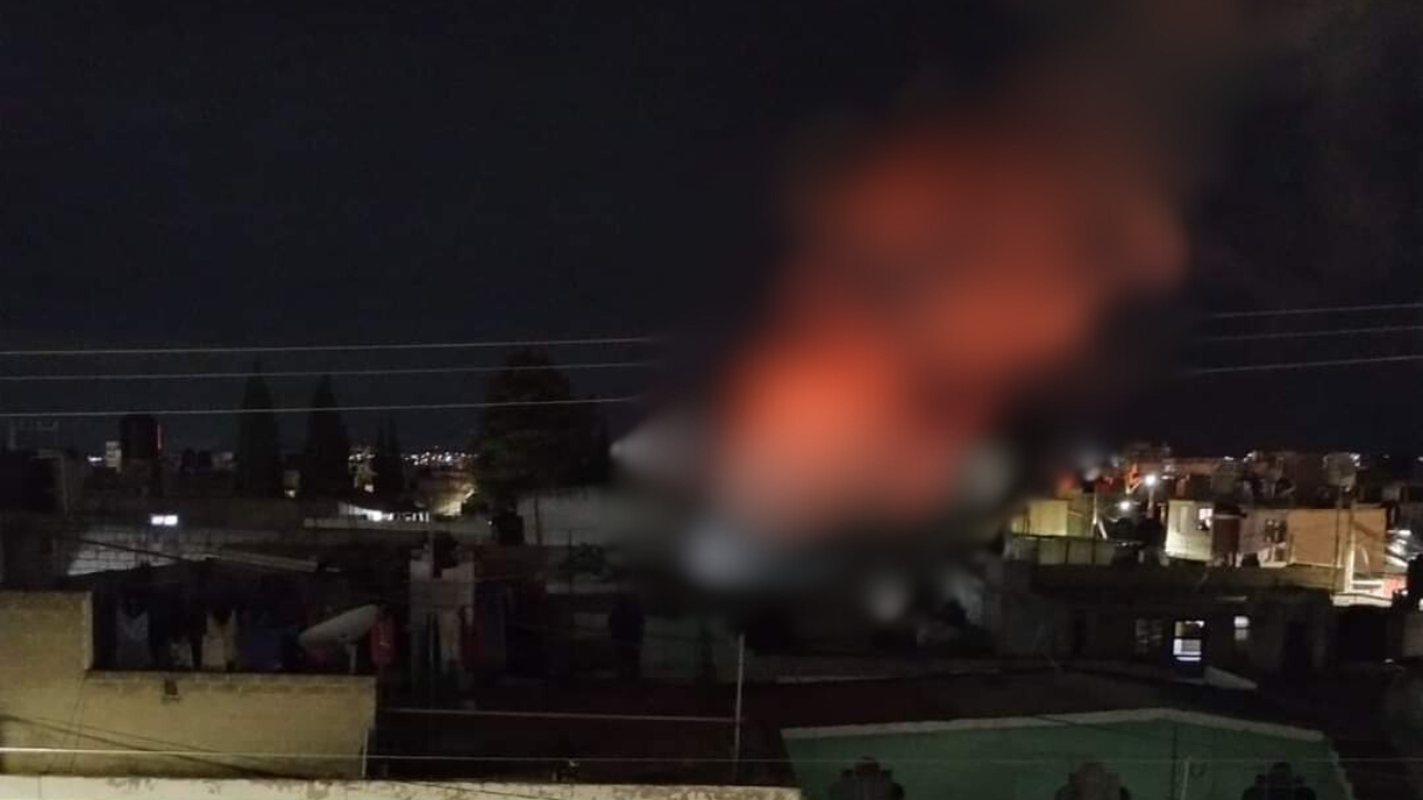 Se registran incendios en taller mecánico y en una maderería