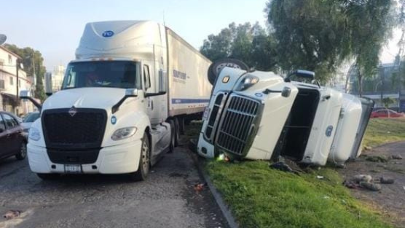 Ecatepec: Así fue la volcadura del tráiler en la avenida López Portillo