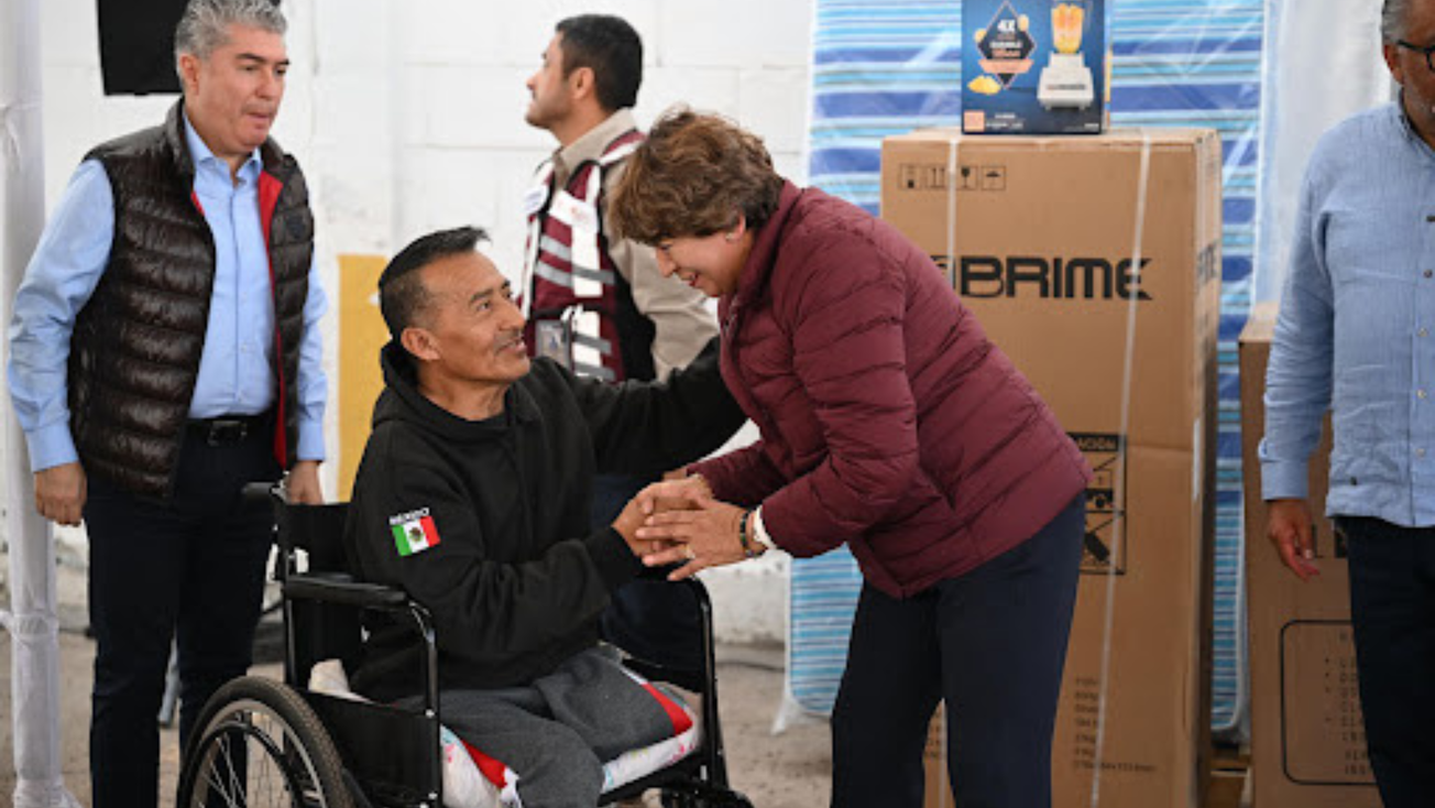 Delfina Gómez entrega enseres domésticos a familias afectadas por lluvias en Chalco