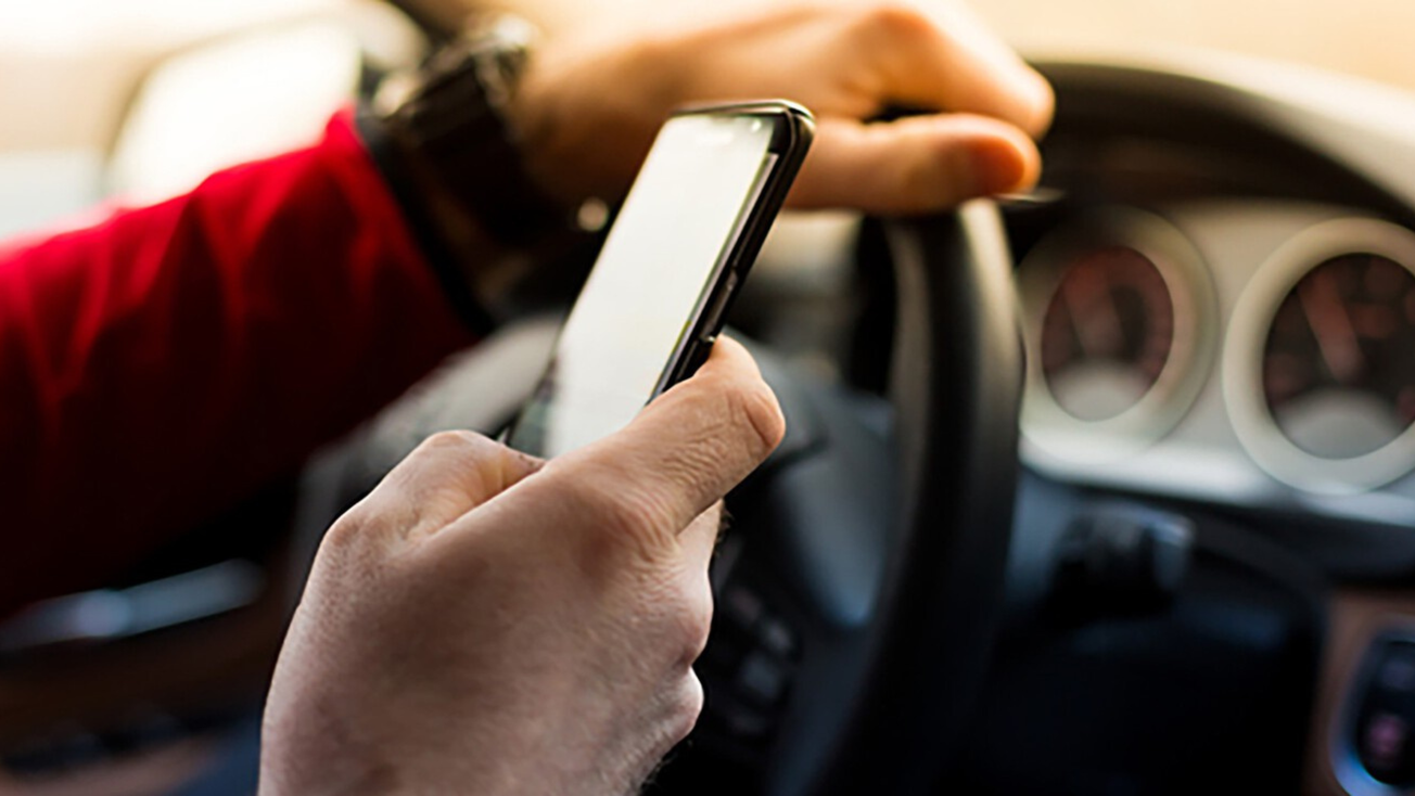 ¿De cuánto es la multa por usar el celular al conducir en Edomex?