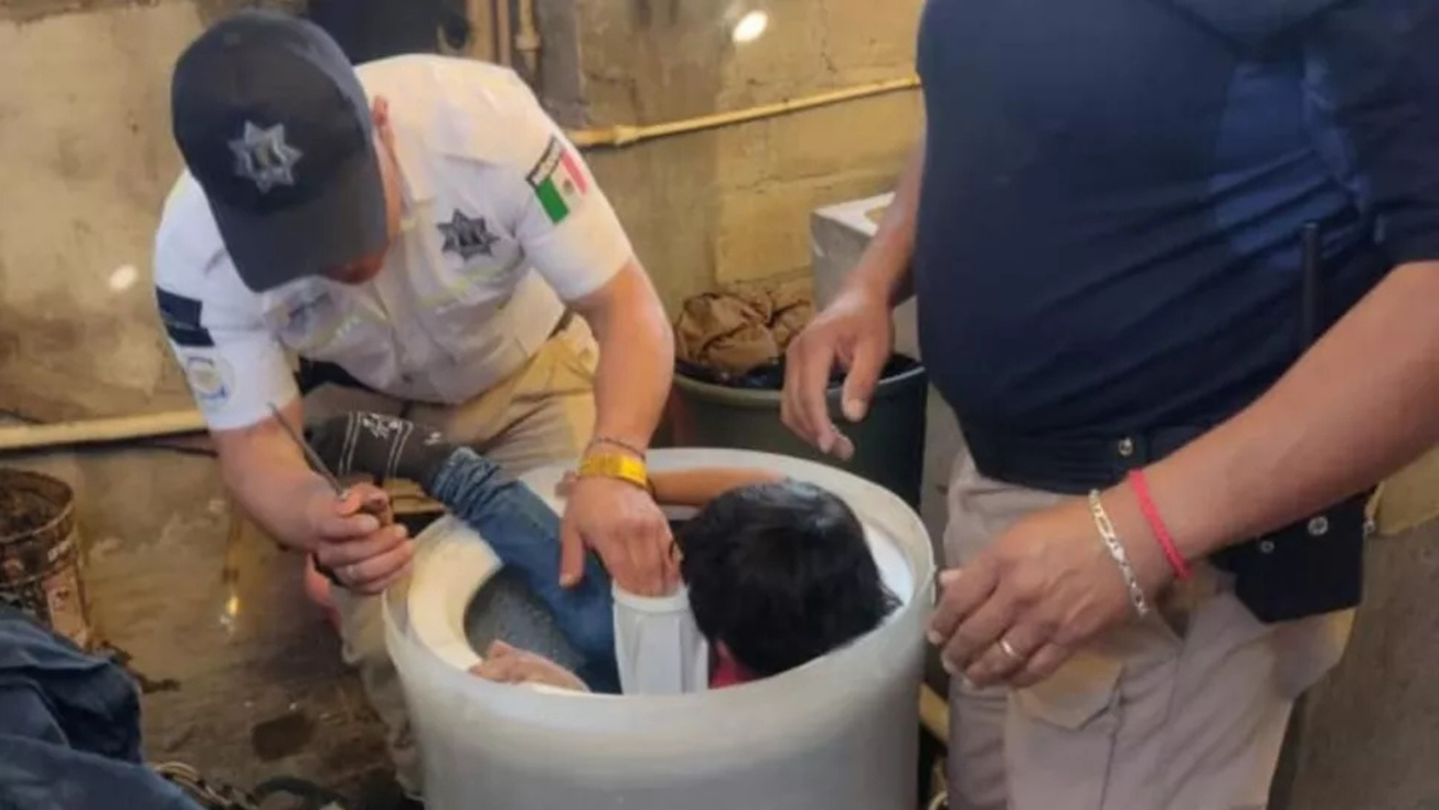 ¿Aprendió la lección? Niño queda atrapado en lavadora en Metepec