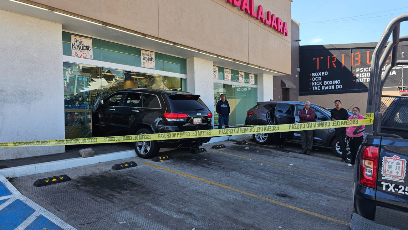 Adulto mayor choca contra farmacia en Texcoco