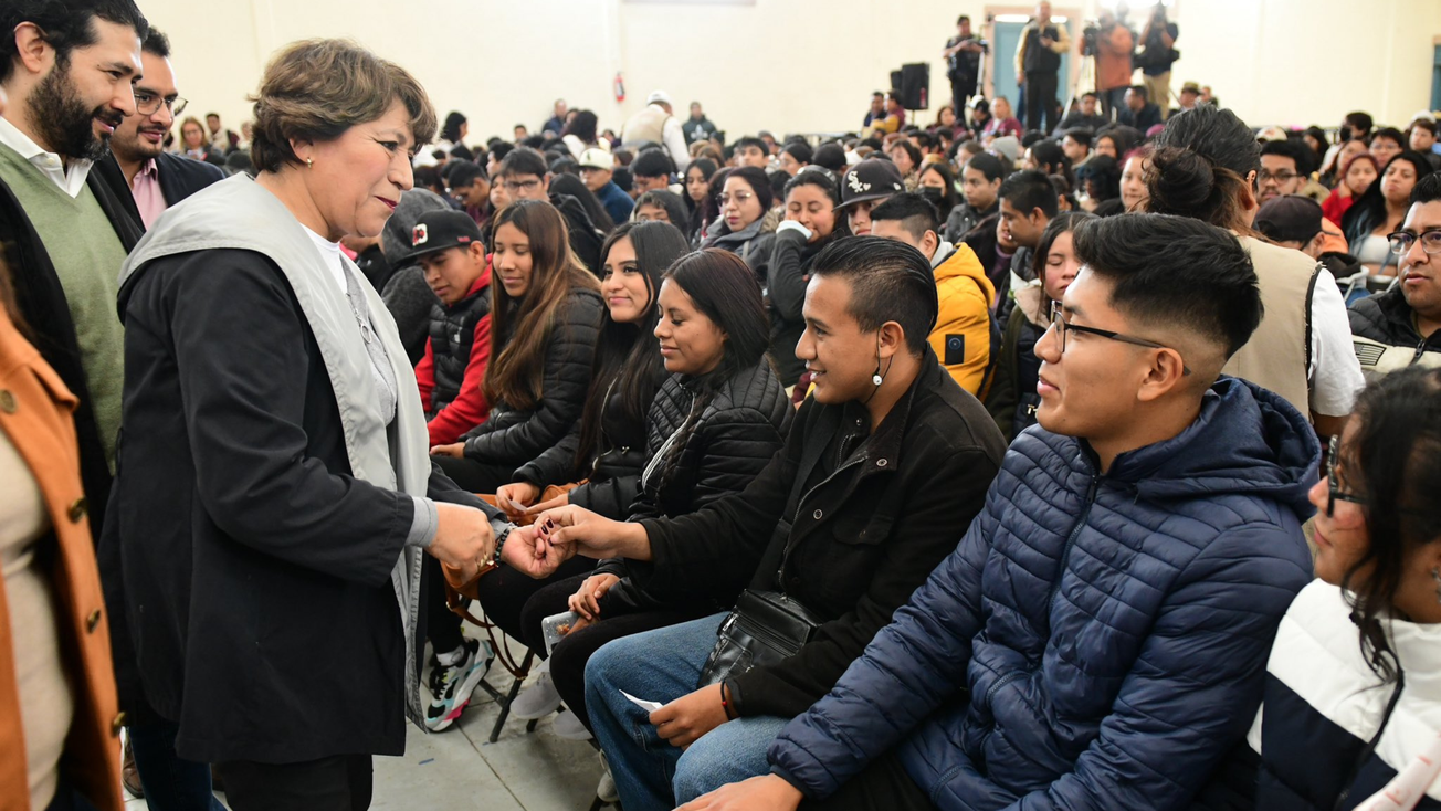 Entrega Delfina Gómez tarjetas para Jóvenes Construyendo el Futuro