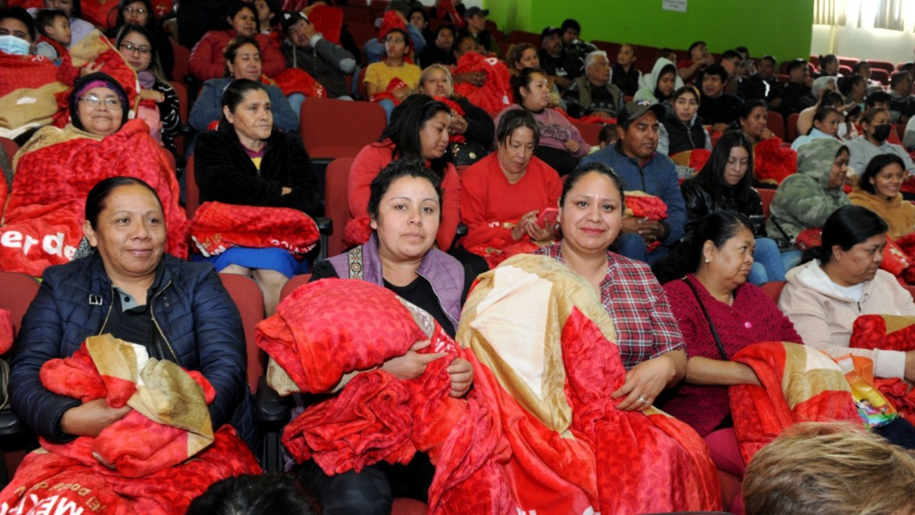 Entregan 29 mil cobertores a grupos vulnerables en Edomex