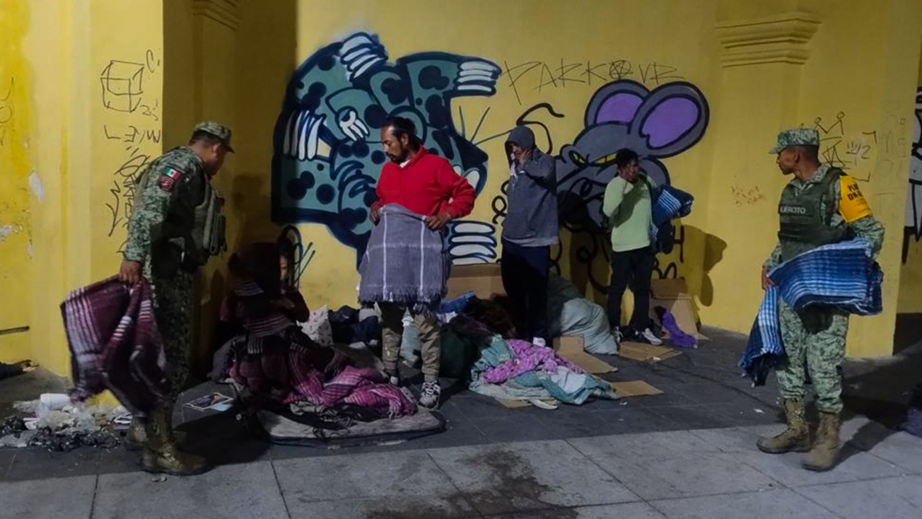 Militares regalan comida y cobijas en Edomex