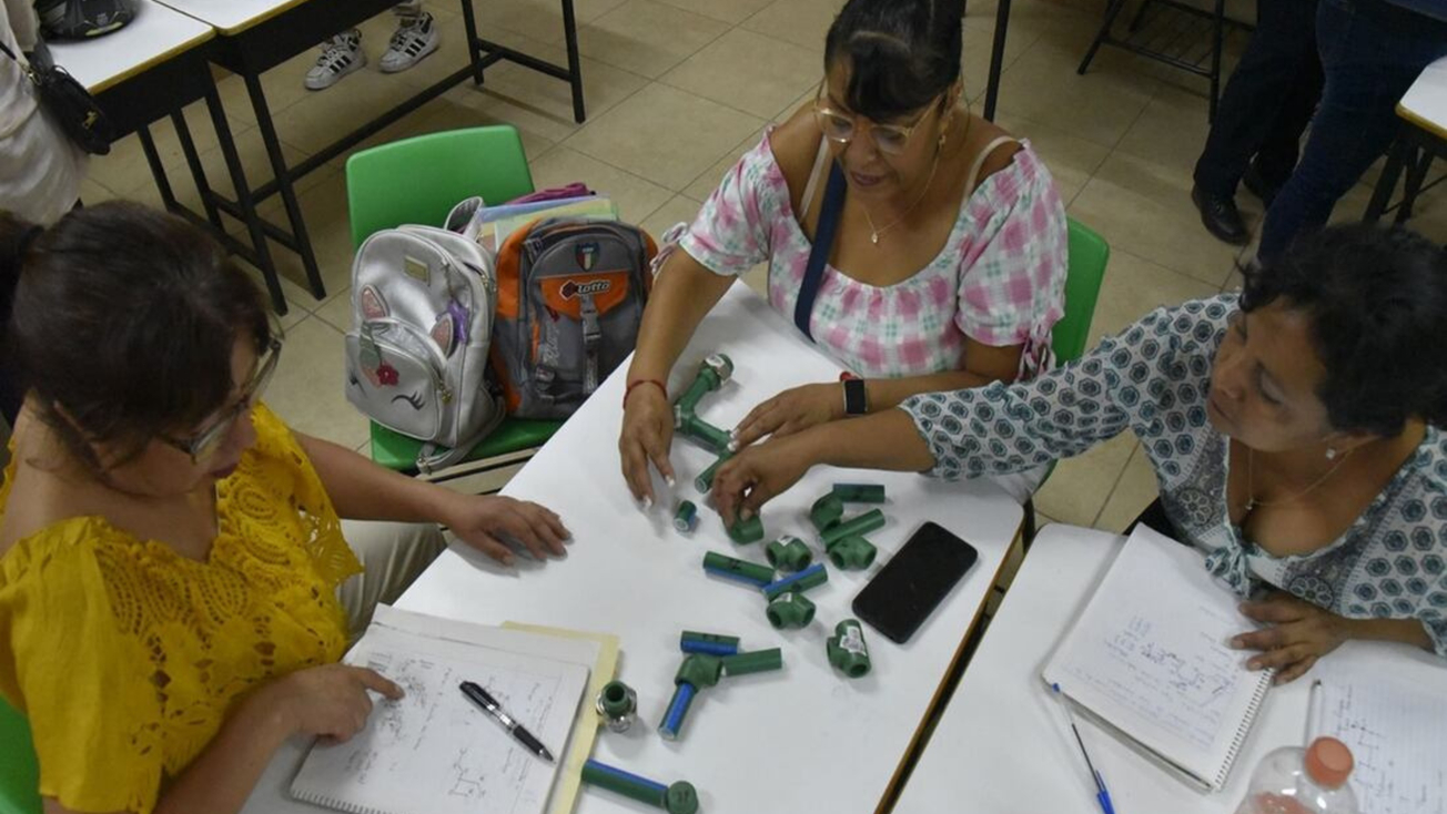 Mujeres plomeras: Así capacitan a jefas de familia en Edomex
