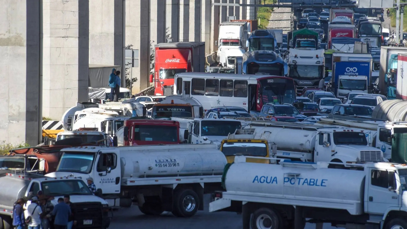 Clausura de tomas y pozos clandestinos deja sin agua a escuelas y empresas en Edomex
