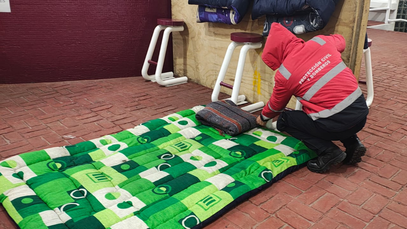 Por frío intenso ofrecen en Toluca albergue para personas en situación de calle