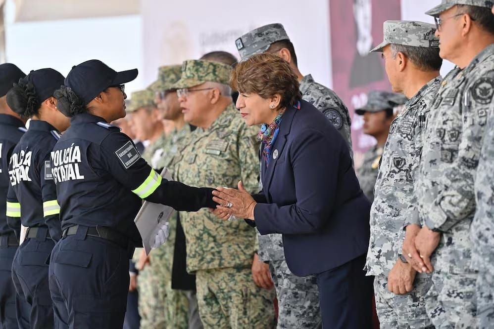 Entrega Delfina Gómez patrullas y armamento a 85 municipios