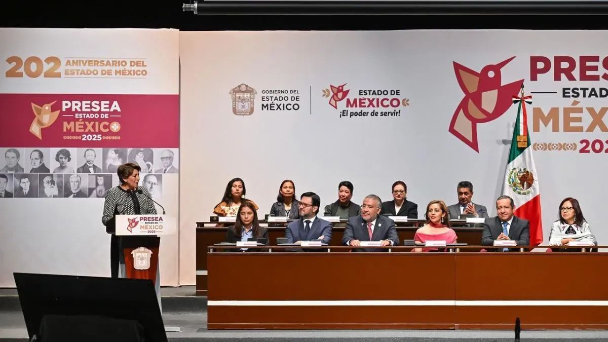 Premia Delfina Gómez a 15 mexiquenses ejemplares