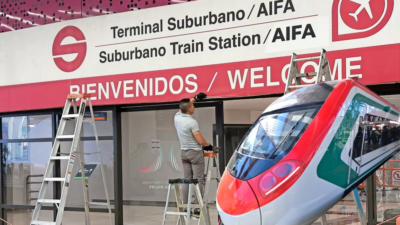 Compra gobierno federal Tren Suburbano y alista conexión al AIFA