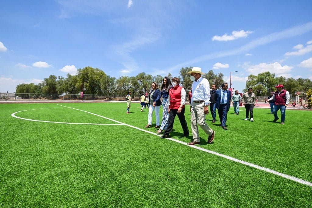 Entrega Delfina Gómez unidad deportiva en Atlatongo