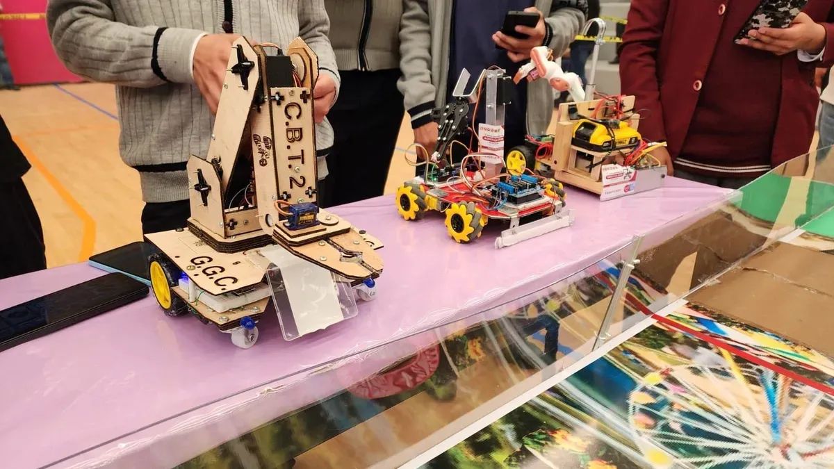 Jóvenes mexiquenses desarrollan robots con materiales reciclados