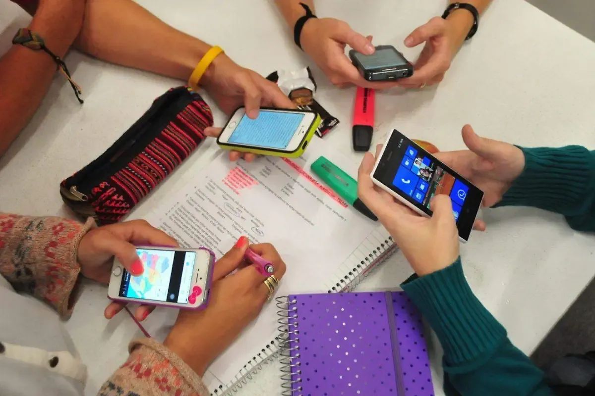 Avanza en Edomex regulación del uso de celulares en escuelas nivel básico