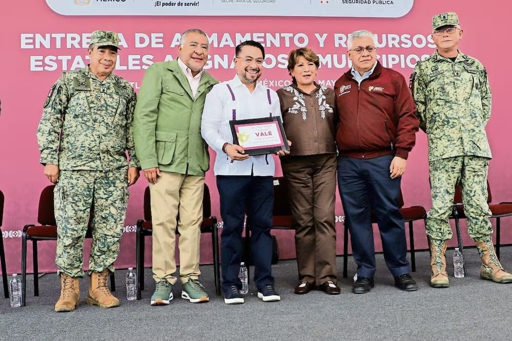 Entrega Delfina Gómez armamento y recursos a municipios