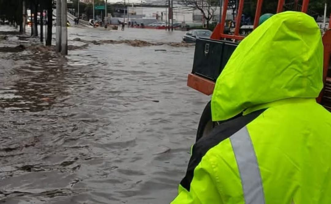 Lluvias dejan inundaciones en Edomex, frenan operación del Mexibús en Ecatepec