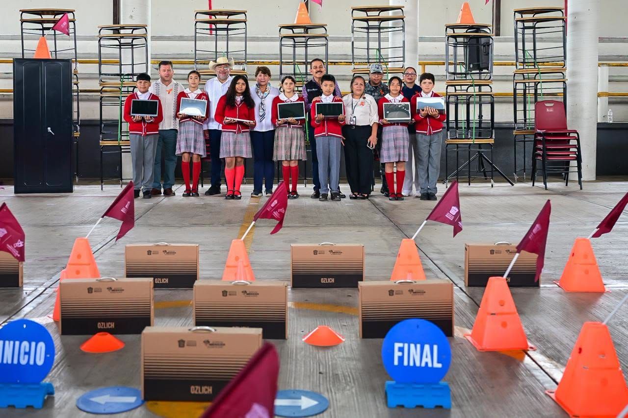 Destina Delfina Gómez 7.7 mdp para obras y mobiliario de escuelas de Zacazonapan