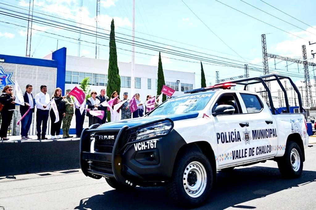 Entrega Delfina Gómez 32 patrullas en Valle de Chalco para favorecer la labor de policías