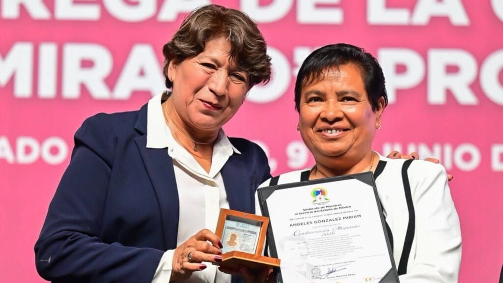 Entrega Delfina Gómez la Condecoración Maestro Altamirano a 399 docentes