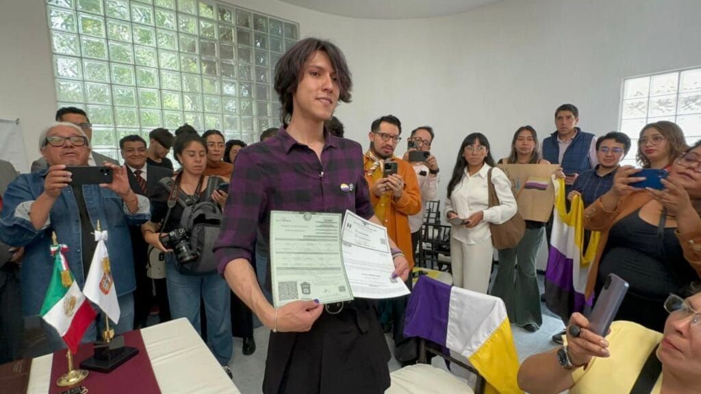 Expide Edomex primera acta de nacimiento que reconoce a persona no binaria