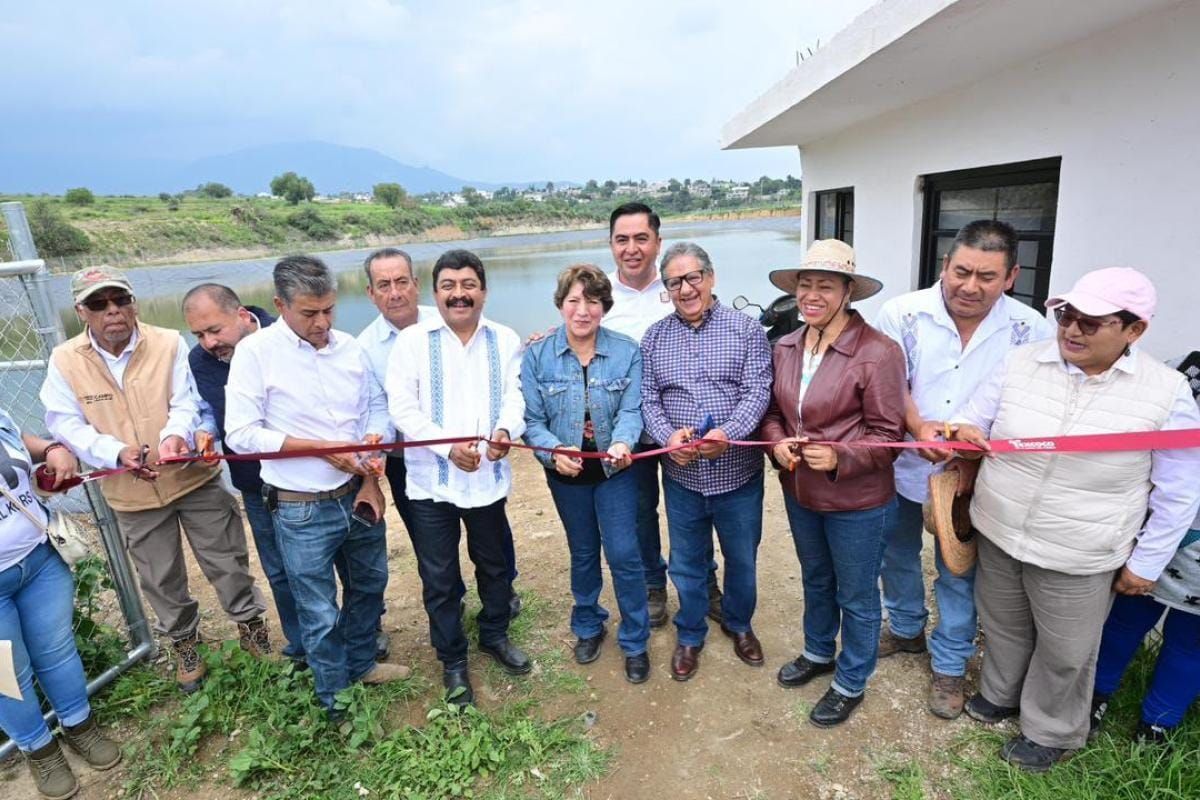 Fortalece Delfina Gómez riego para floricultores con olla de captación